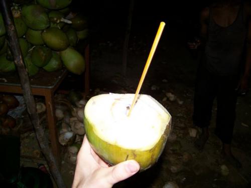 A Fresh Coconut (bangalore_100_1851.jpg) wird geladen. Eindrucksvolle Fotos von der indischen Halbinsel erwarten Sie.